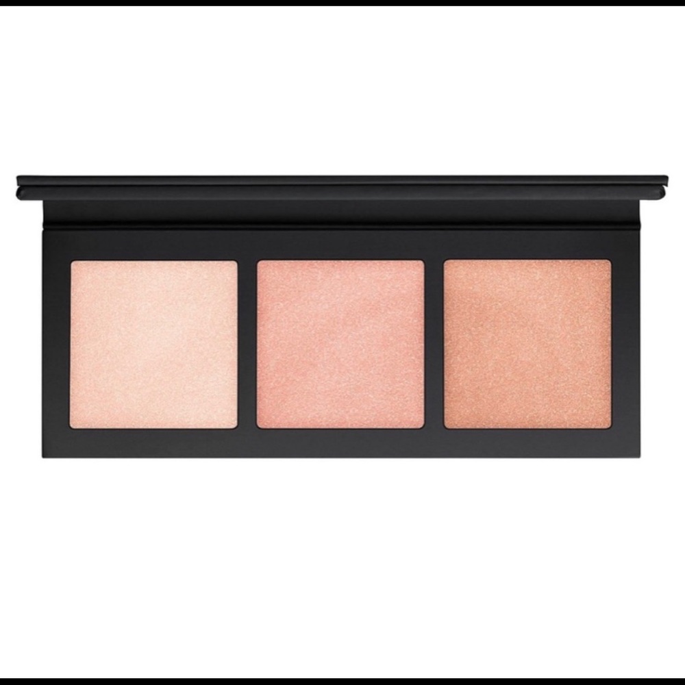 442. Mac hyper real glow highlighter palette - Picture 6 of 7